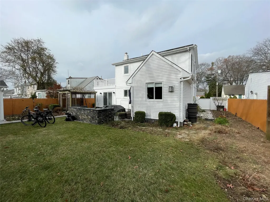 310 Brookside Court Copiague NY 11726