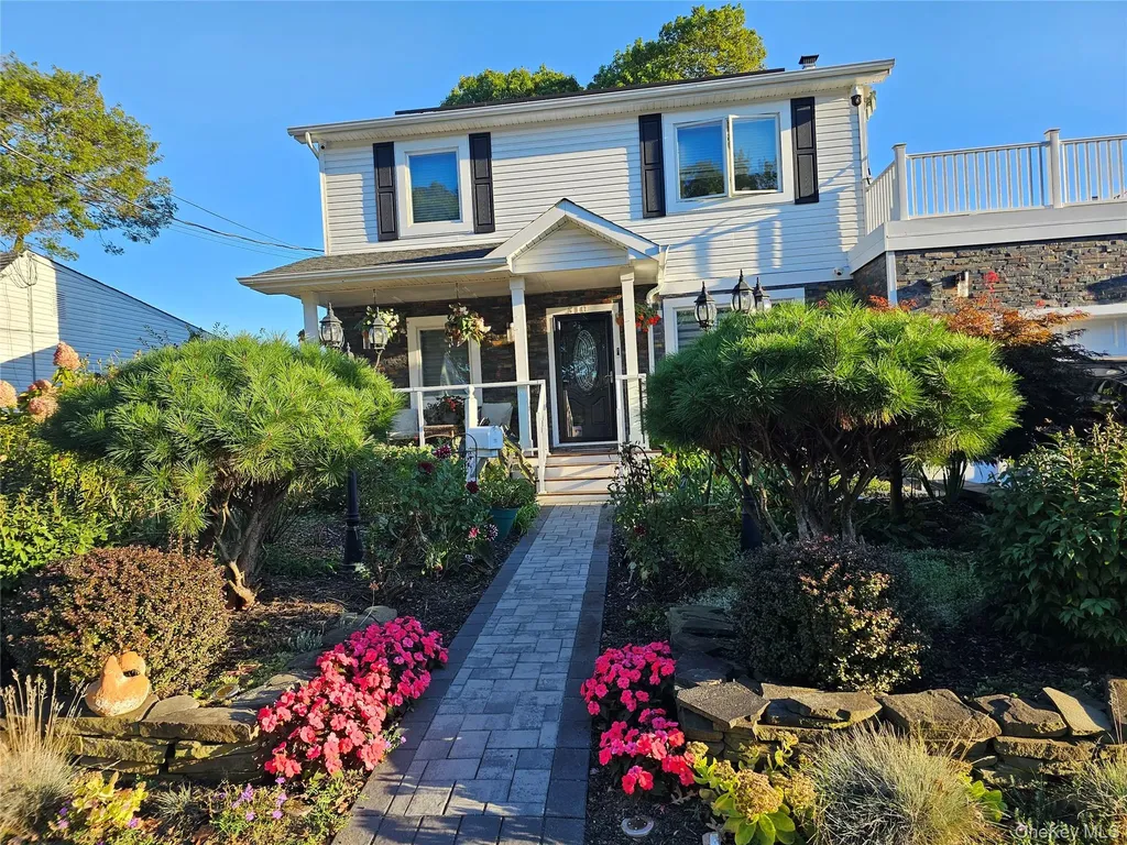 310 Brookside Court Copiague NY 11726