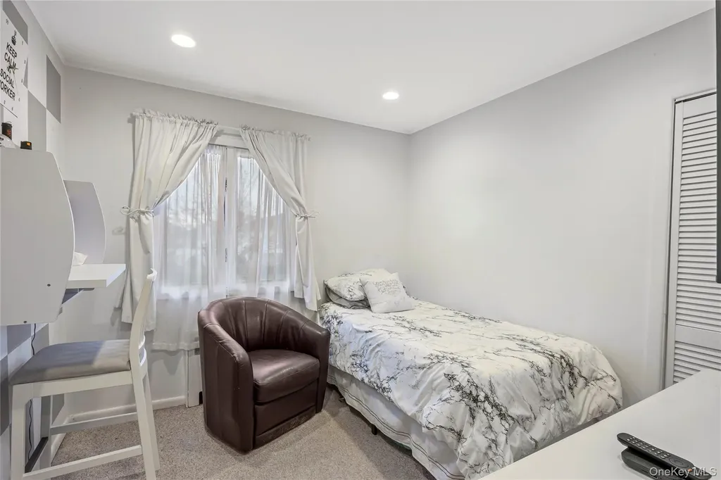 18 Roxbury Avenue Plainview NY 11803