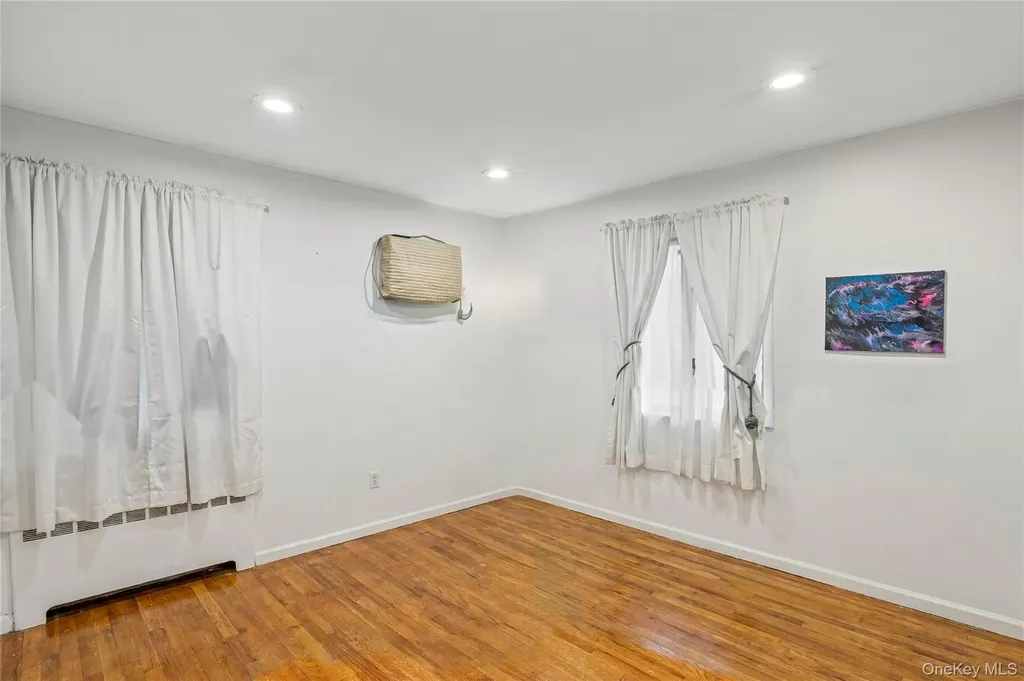 18 Roxbury Avenue Plainview NY 11803