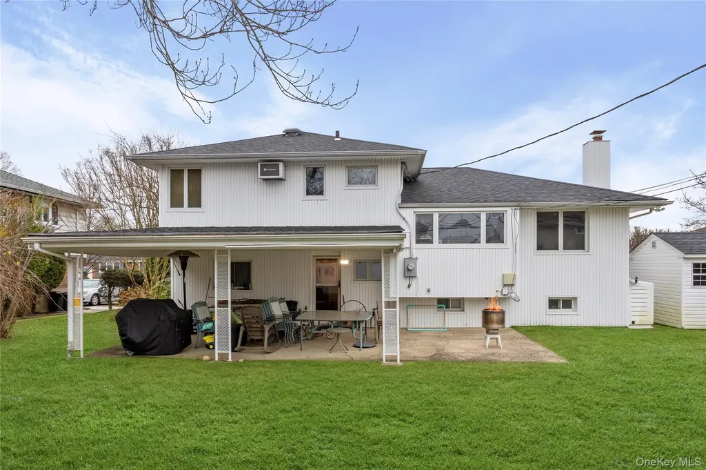 18 Roxbury Avenue Plainview NY 11803