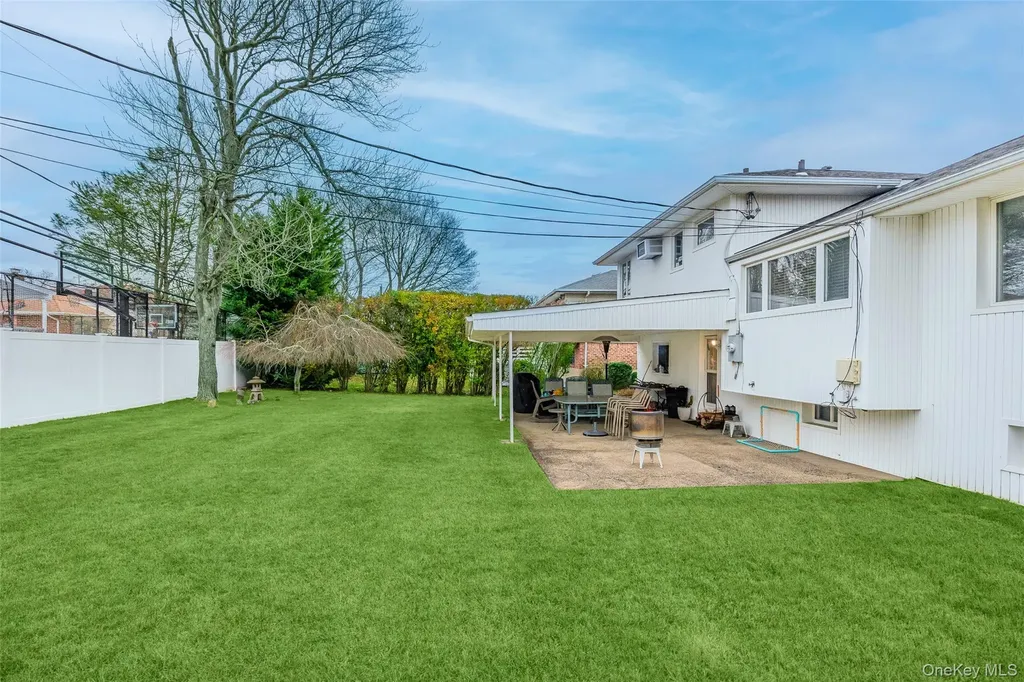 18 Roxbury Avenue Plainview NY 11803