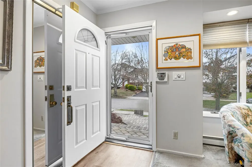 18 Roxbury Avenue Plainview NY 11803