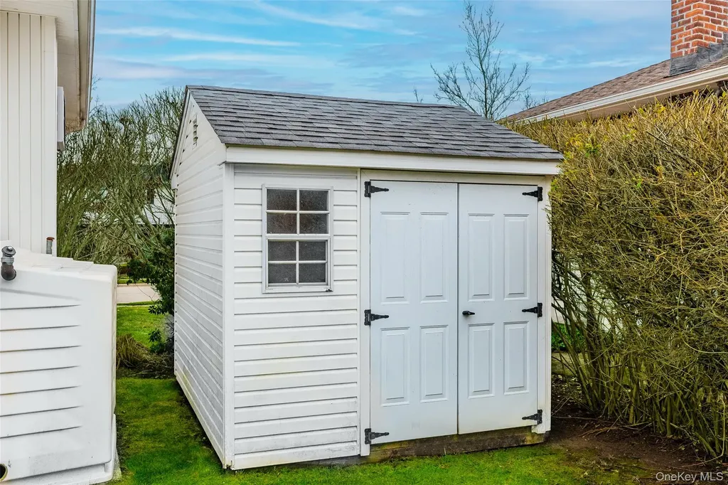 18 Roxbury Avenue Plainview NY 11803