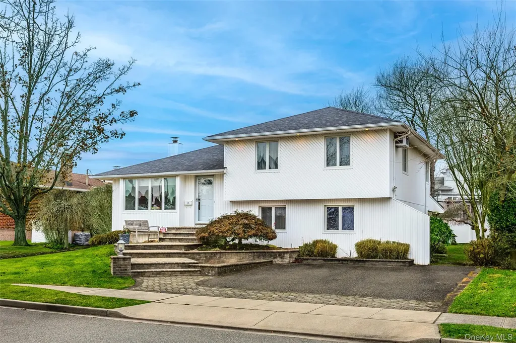 18 Roxbury Avenue Plainview NY 11803