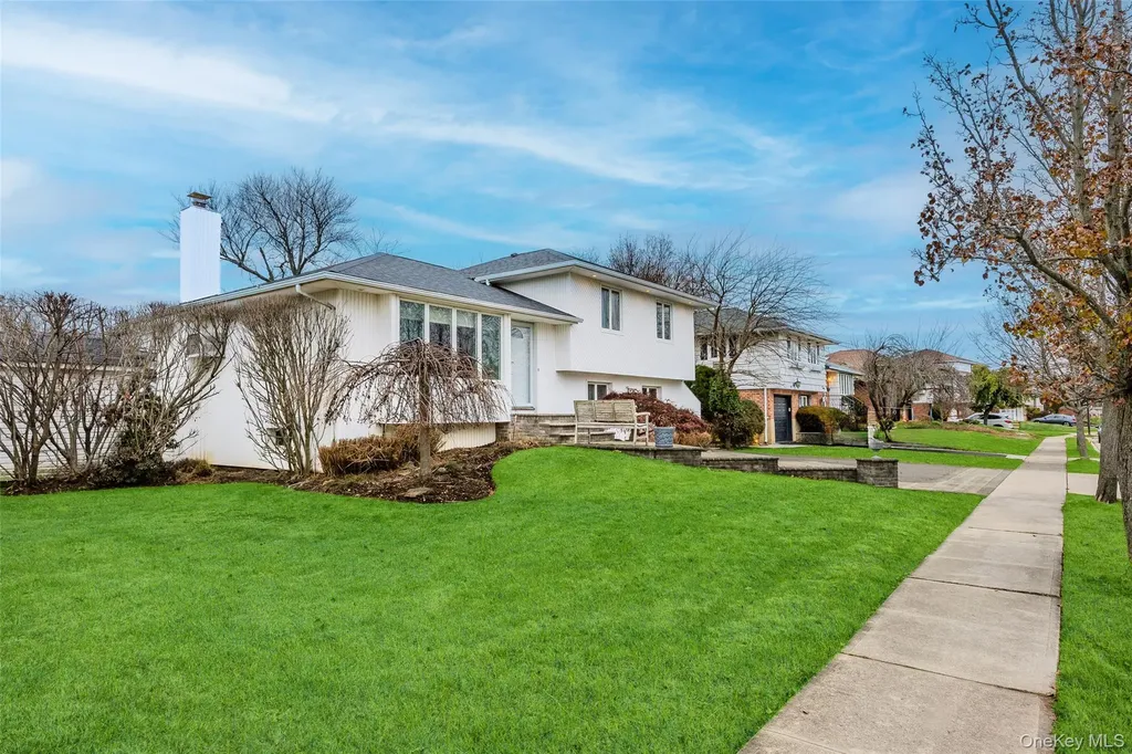 18 Roxbury Avenue Plainview NY 11803