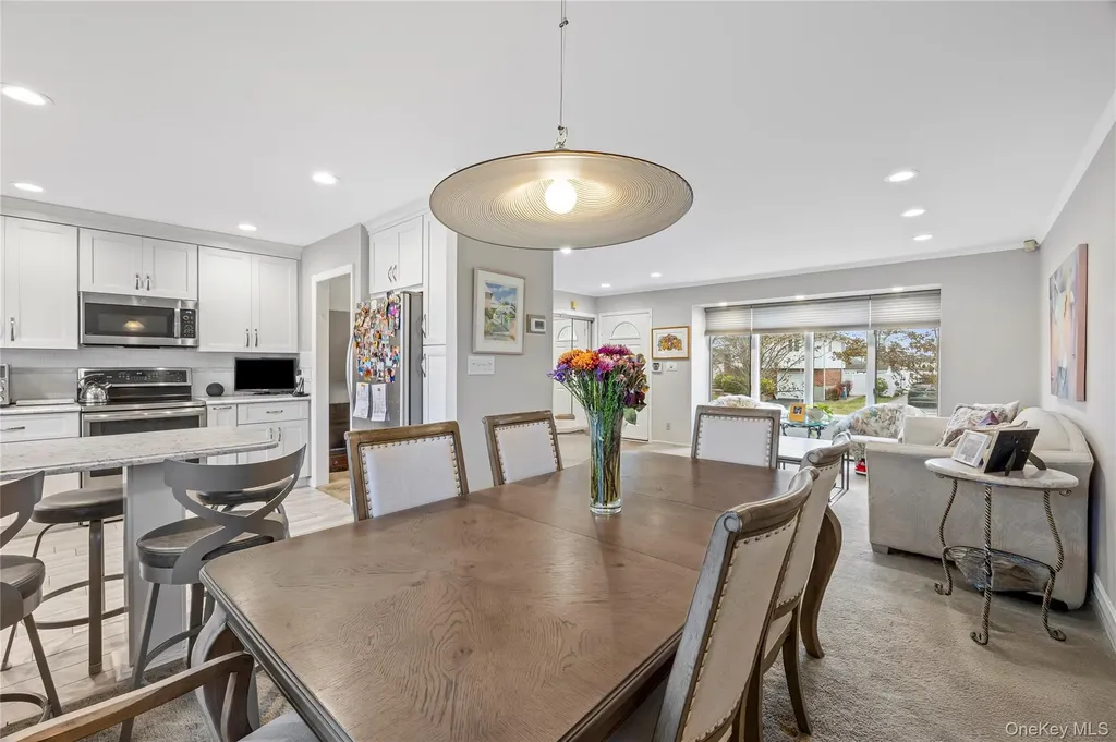 18 Roxbury Avenue Plainview NY 11803