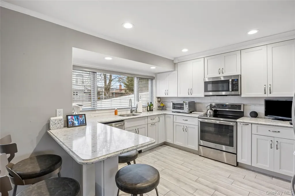 18 Roxbury Avenue Plainview NY 11803