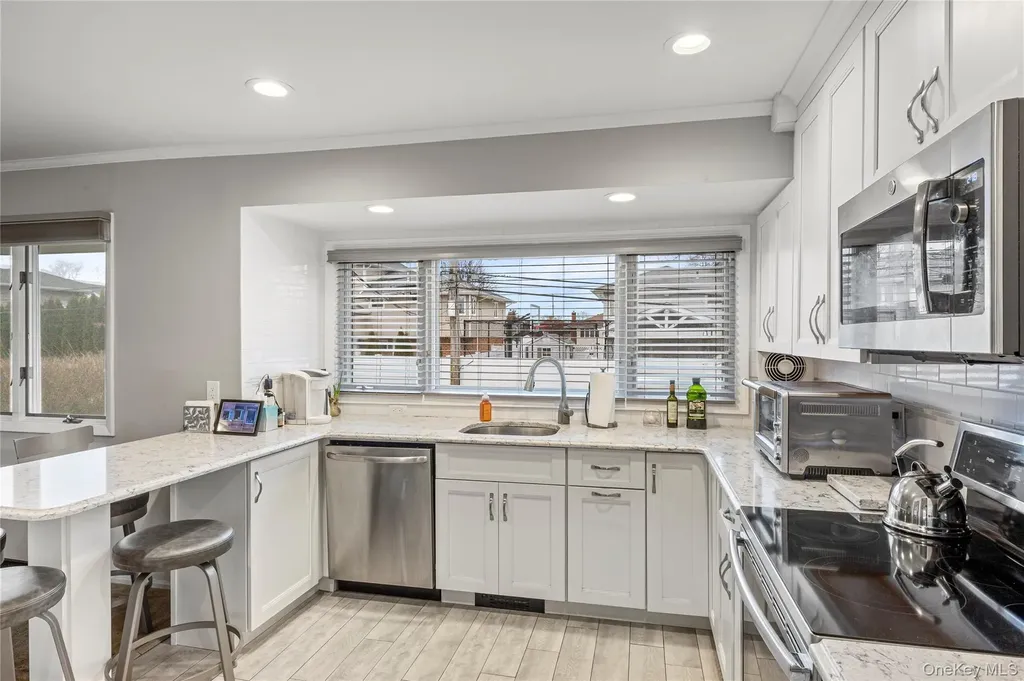 18 Roxbury Avenue Plainview NY 11803