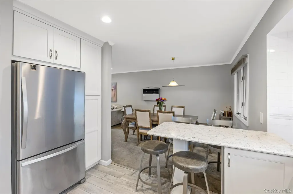 18 Roxbury Avenue Plainview NY 11803