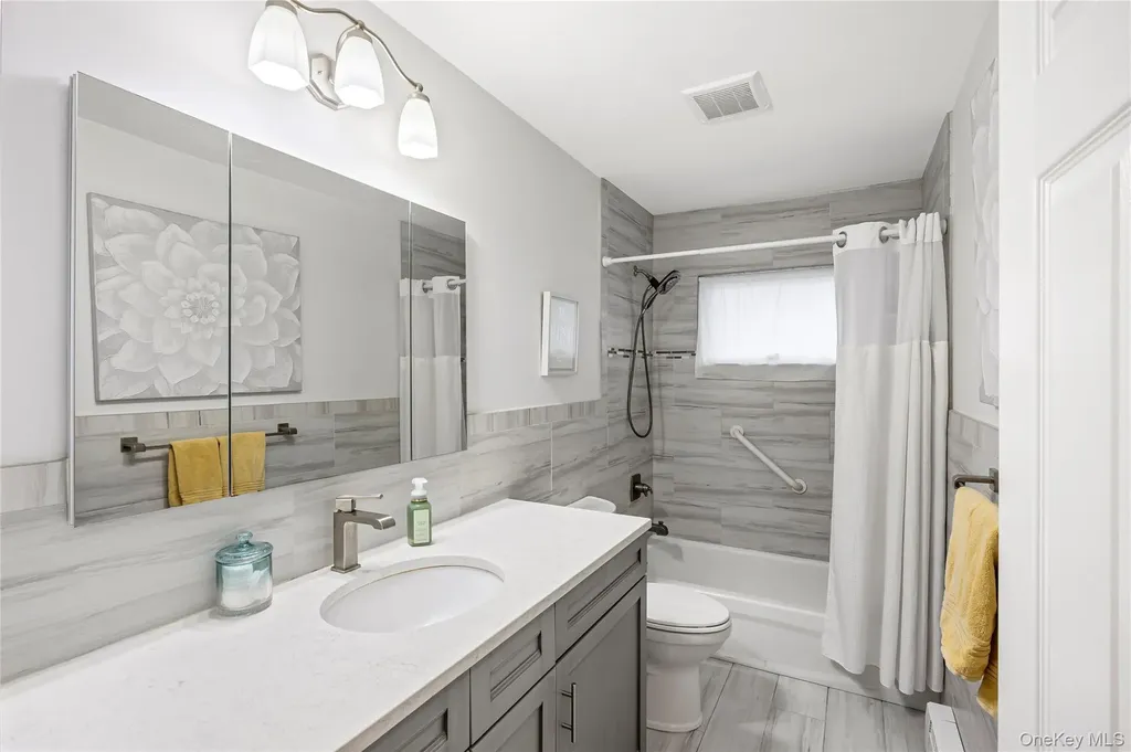 18 Roxbury Avenue Plainview NY 11803