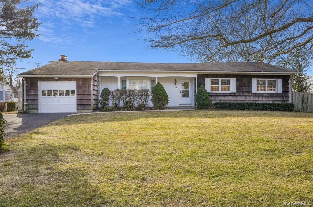 182 Connetquot Drive Oakdale NY 11769