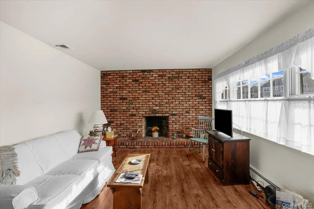 182 Connetquot Drive Oakdale NY 11769