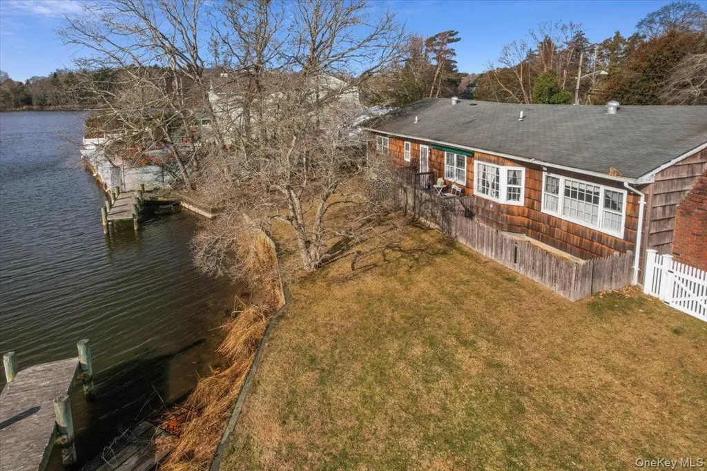 182 Connetquot Drive Oakdale NY 11769