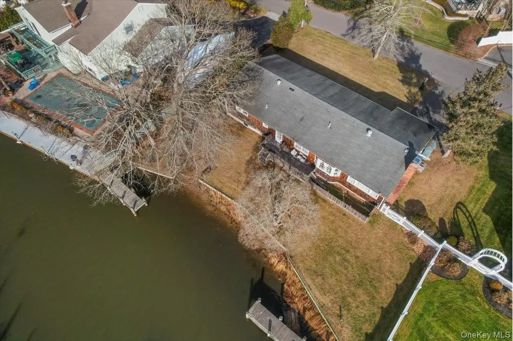182 Connetquot Drive Oakdale NY 11769