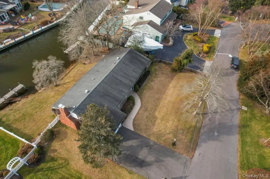 182 Connetquot Drive Oakdale NY 11769
