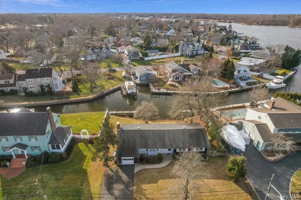 182 Connetquot Drive Oakdale NY 11769