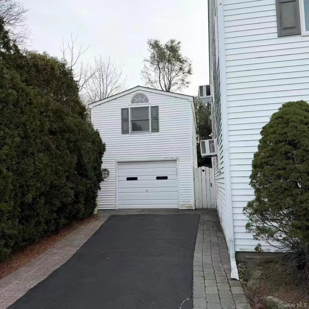 10 The Spur Syosset NY 11791