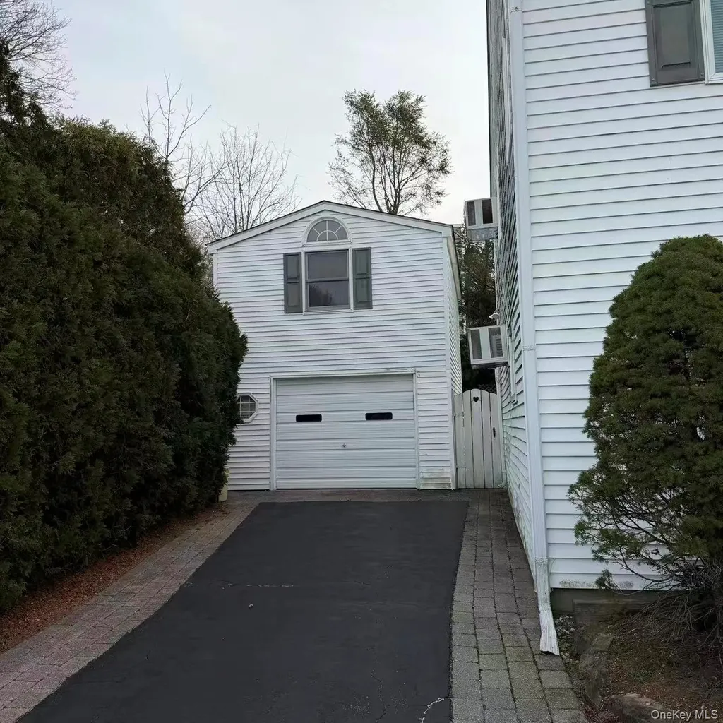 10 The Spur Syosset NY 11791