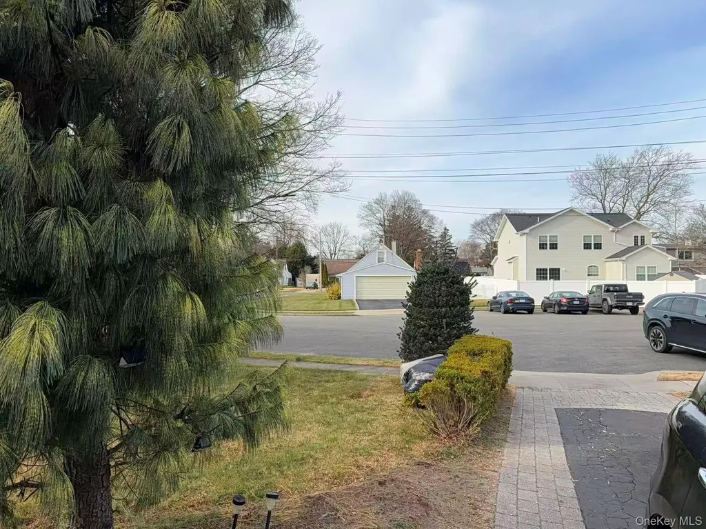 10 The Spur Syosset NY 11791