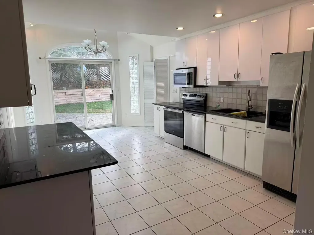 10 The Spur Syosset NY 11791