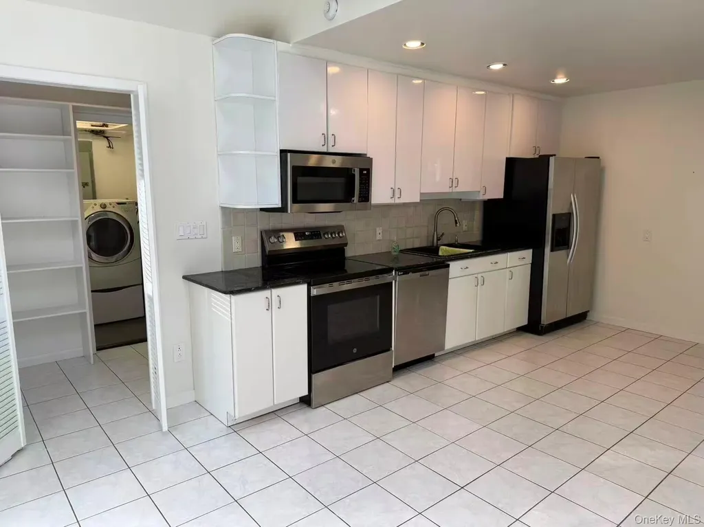10 The Spur Syosset NY 11791