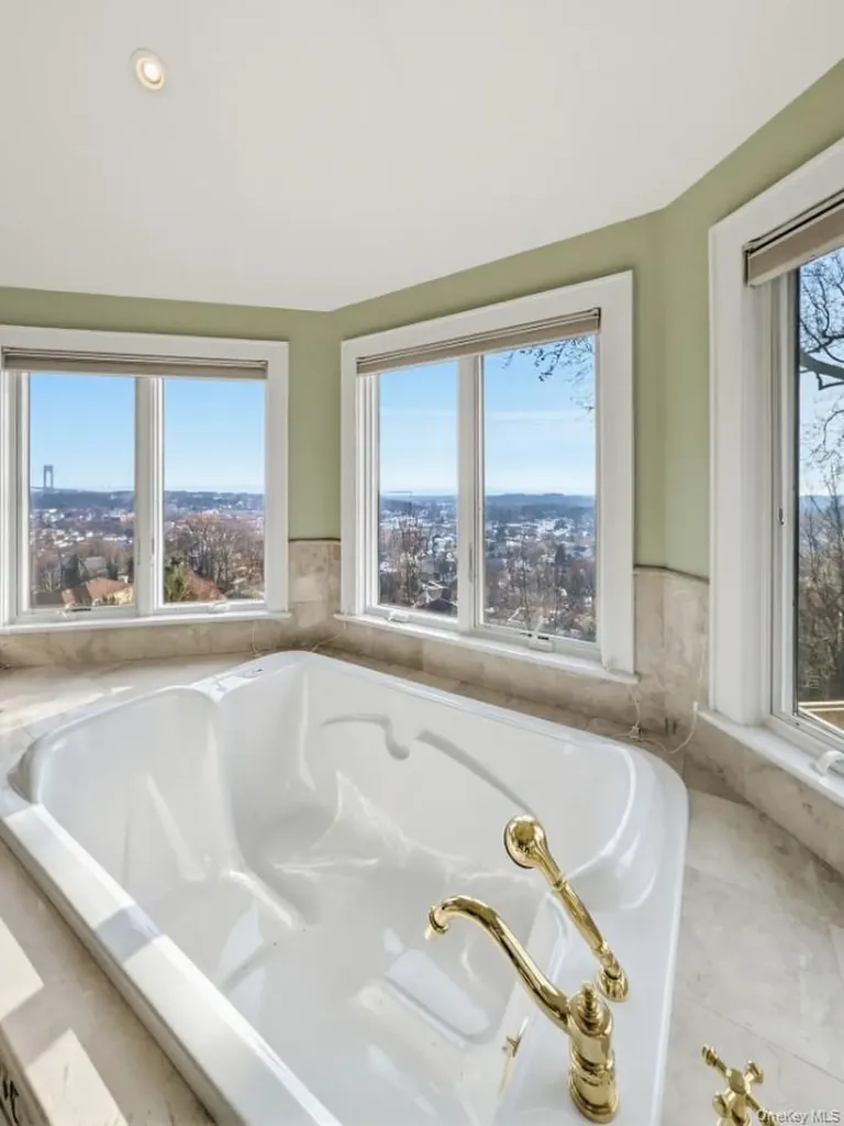 174 Douglas Staten Island NY 10304