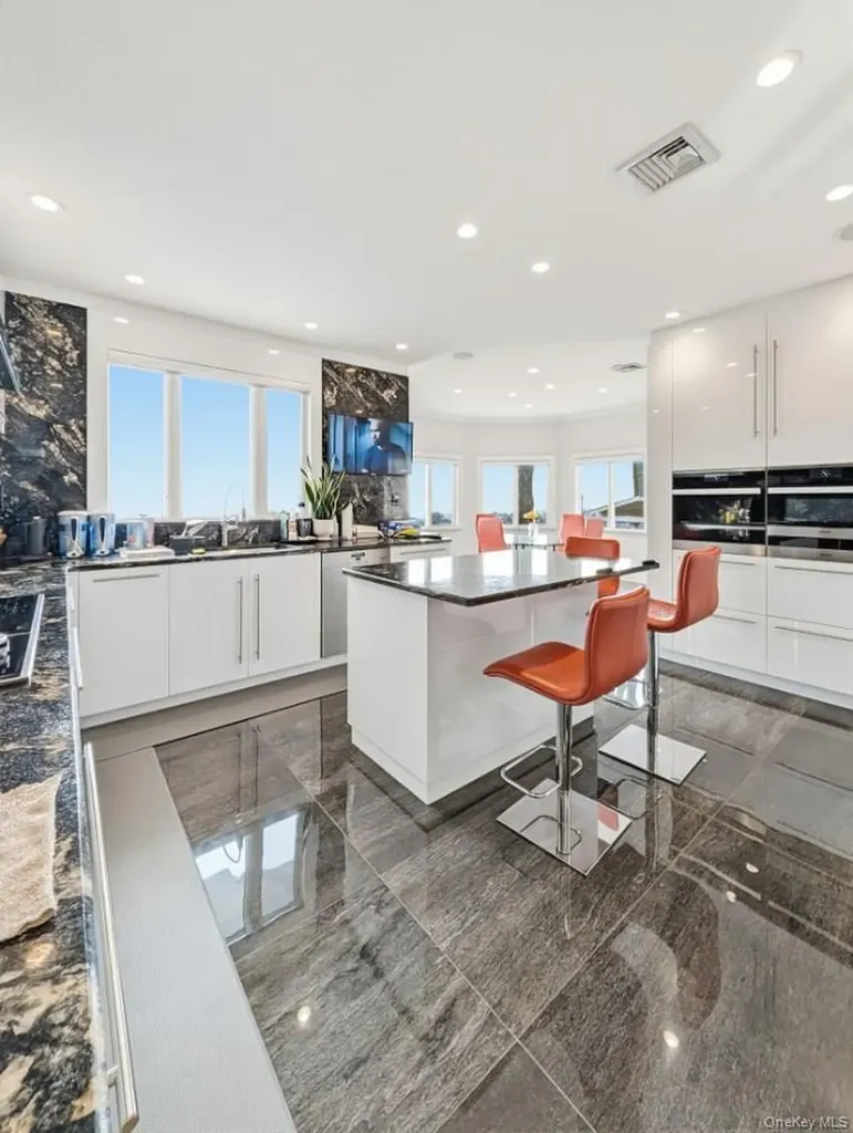 174 Douglas Staten Island NY 10304