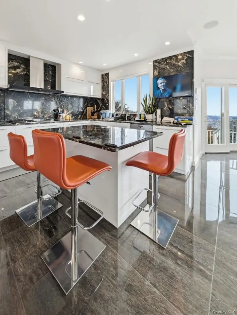 174 Douglas Staten Island NY 10304