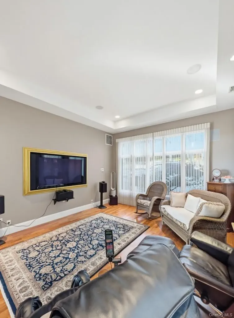 174 Douglas Staten Island NY 10304