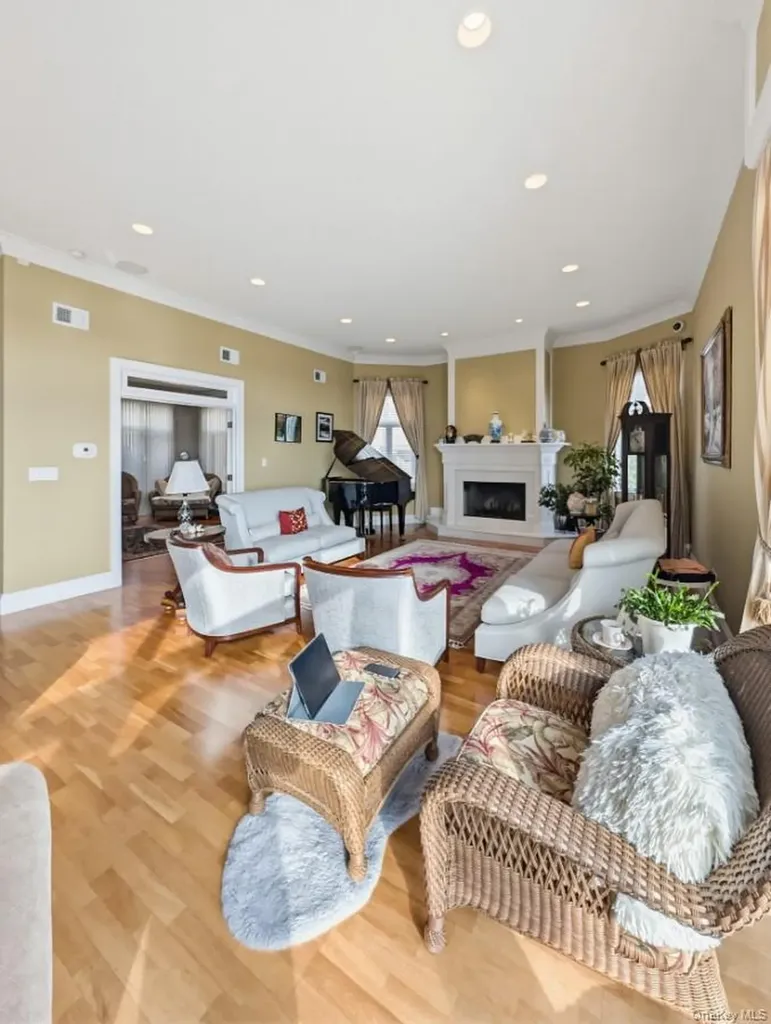 174 Douglas Staten Island NY 10304