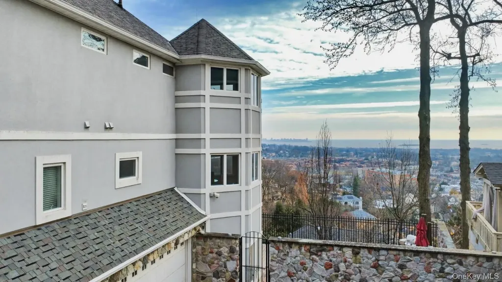 174 Douglas Staten Island NY 10304