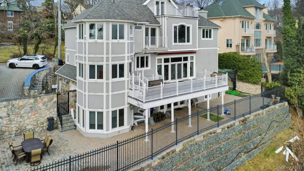 174 Douglas Staten Island NY 10304