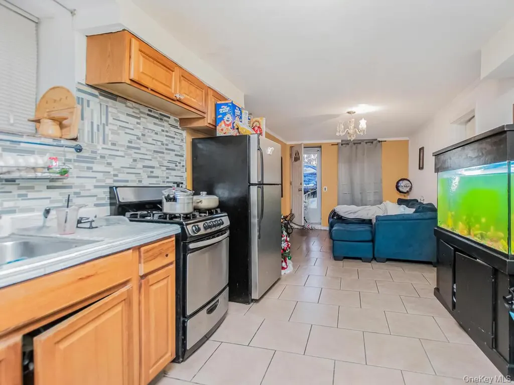 4190 E Tremont Avenue Bronx NY 10465