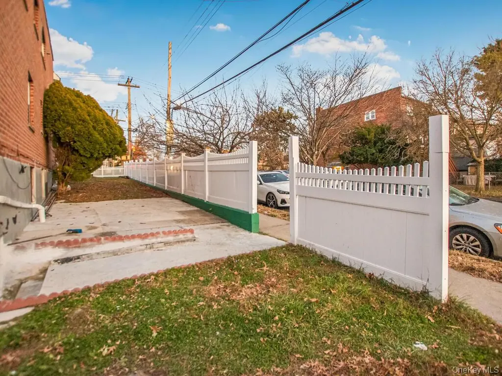 4190 E Tremont Avenue Bronx NY 10465