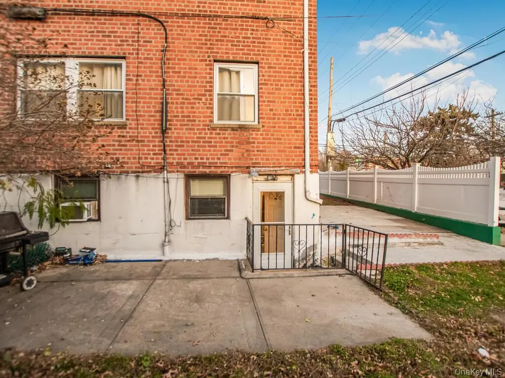 4190 E Tremont Avenue Bronx NY 10465