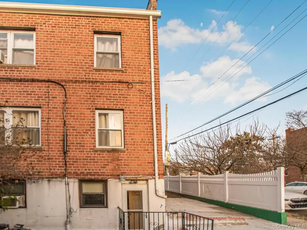 4190 E Tremont Avenue Bronx NY 10465