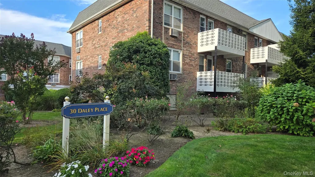 30 Daley Place Lynbrook NY 11563