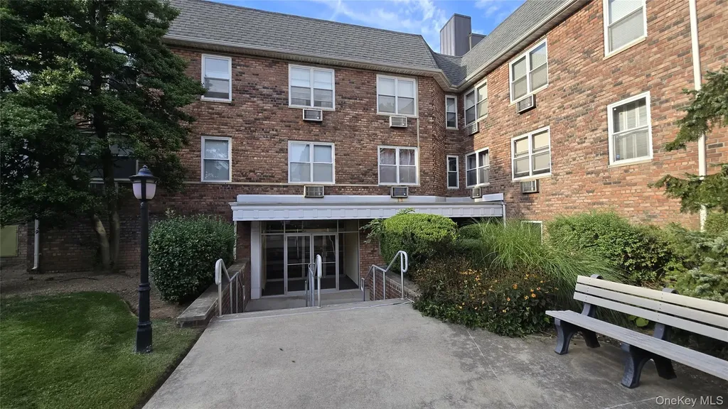 30 Daley Place Lynbrook NY 11563