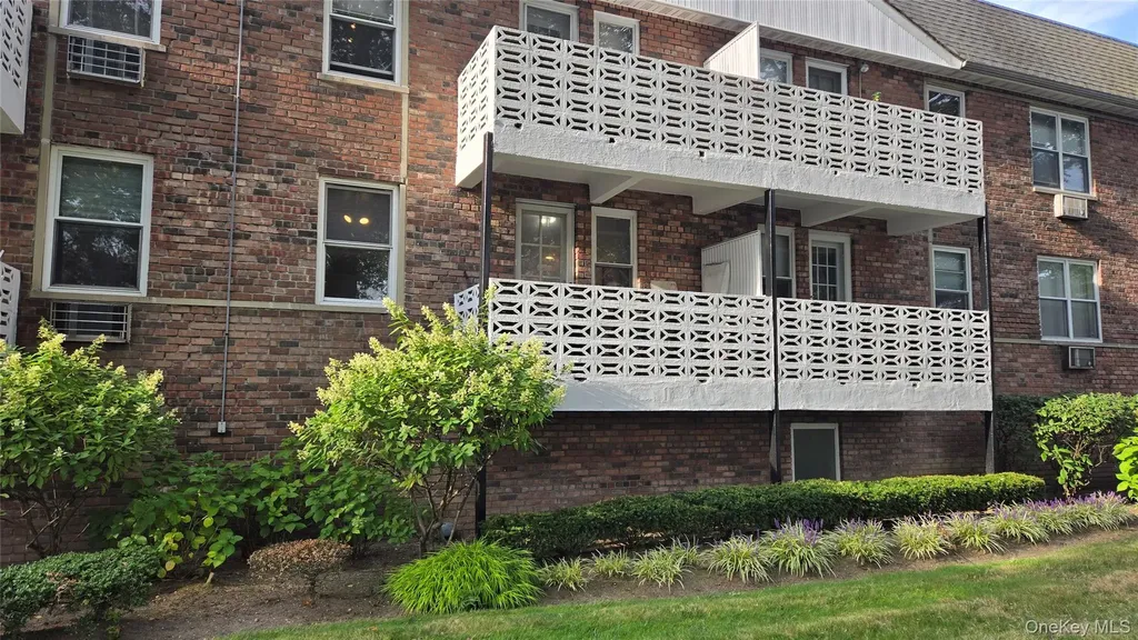 30 Daley Place Lynbrook NY 11563