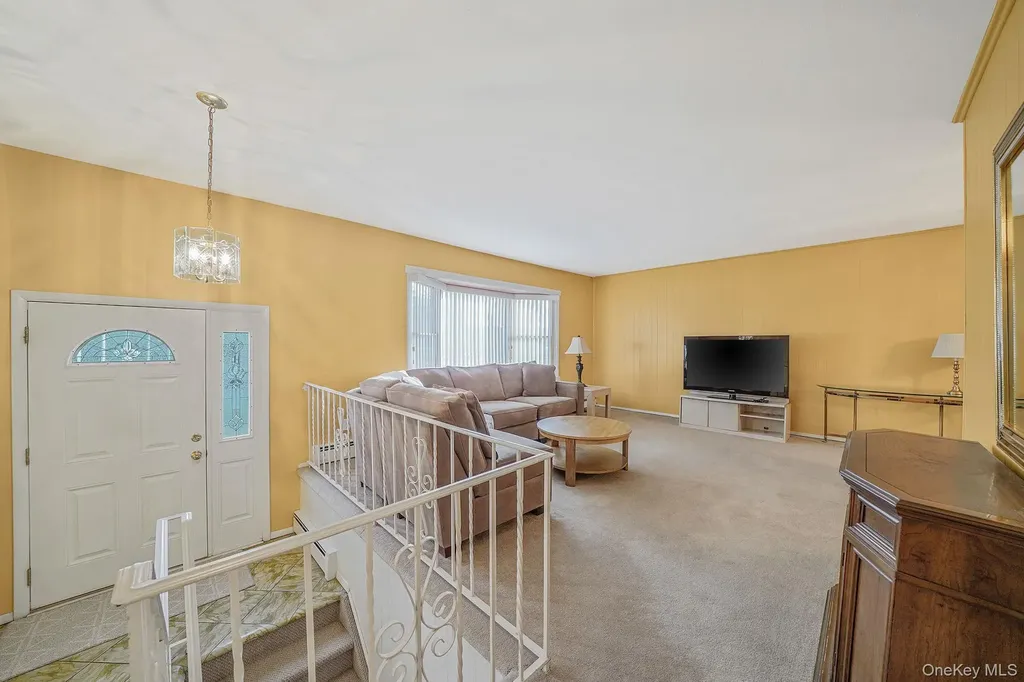 126 W 3rd Street Deer Park NY 11729