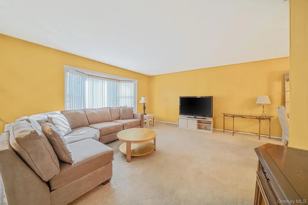 126 W 3rd Street Deer Park NY 11729
