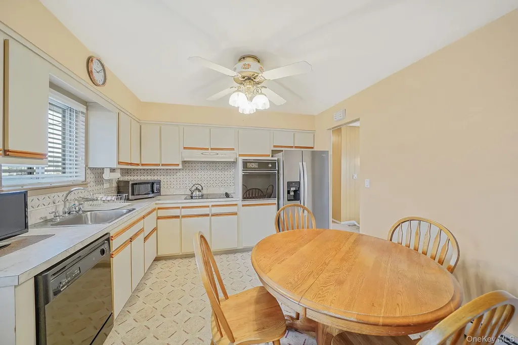 126 W 3rd Street Deer Park NY 11729