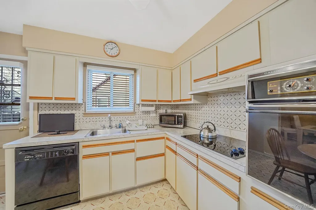 126 W 3rd Street Deer Park NY 11729