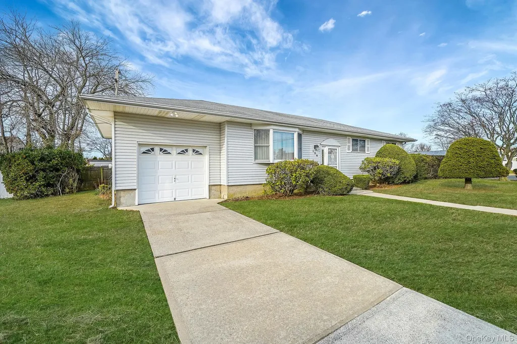 126 W 3rd Street Deer Park NY 11729