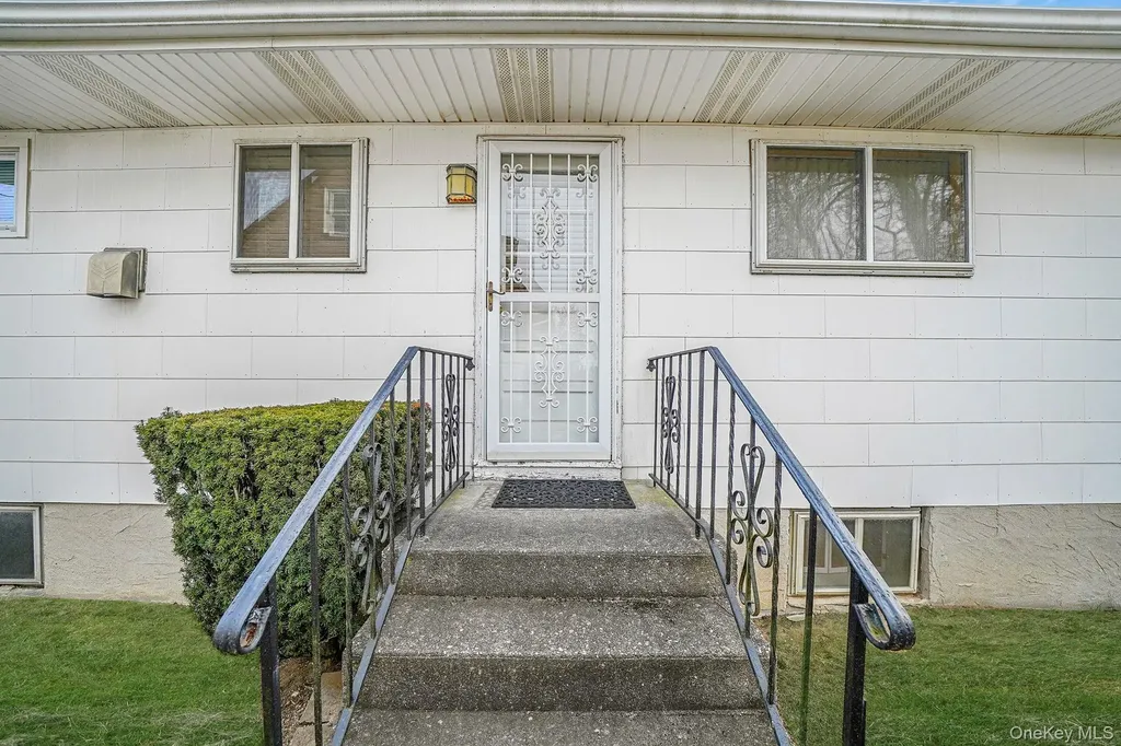 126 W 3rd Street Deer Park NY 11729