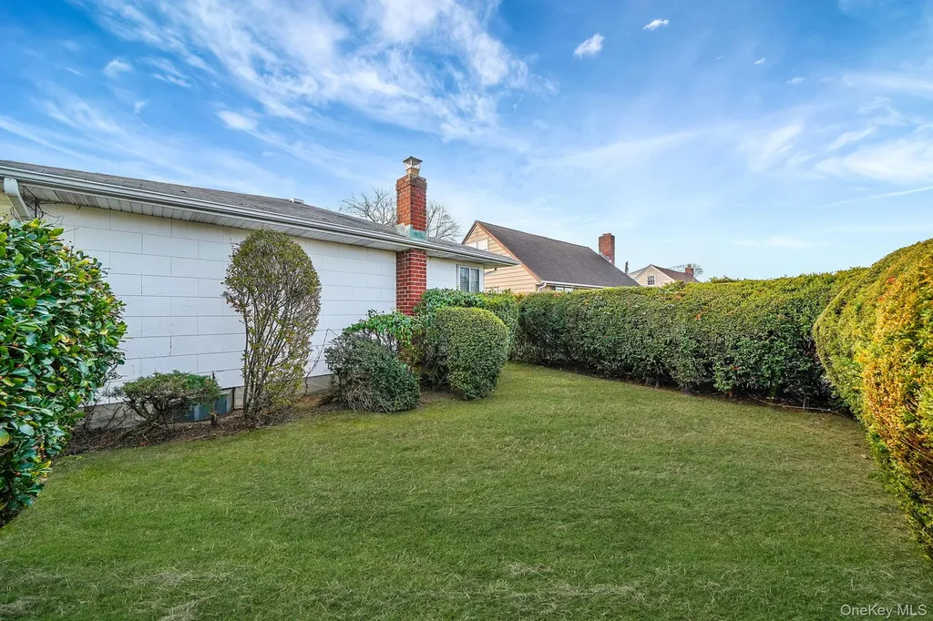 126 W 3rd Street Deer Park NY 11729
