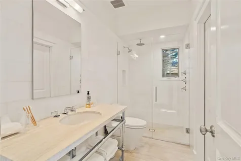8 Serenite Lane Muttontown NY 11791