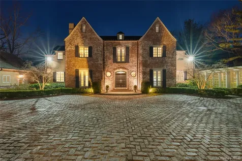 8 Serenite Lane Muttontown NY 11791
