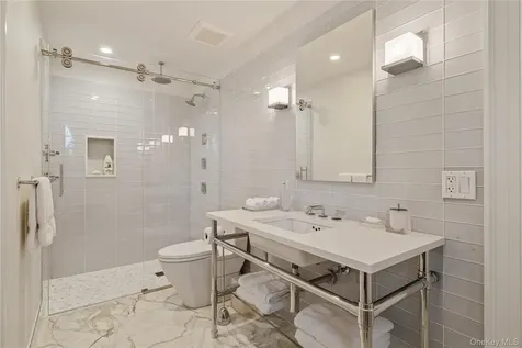 8 Serenite Lane Muttontown NY 11791